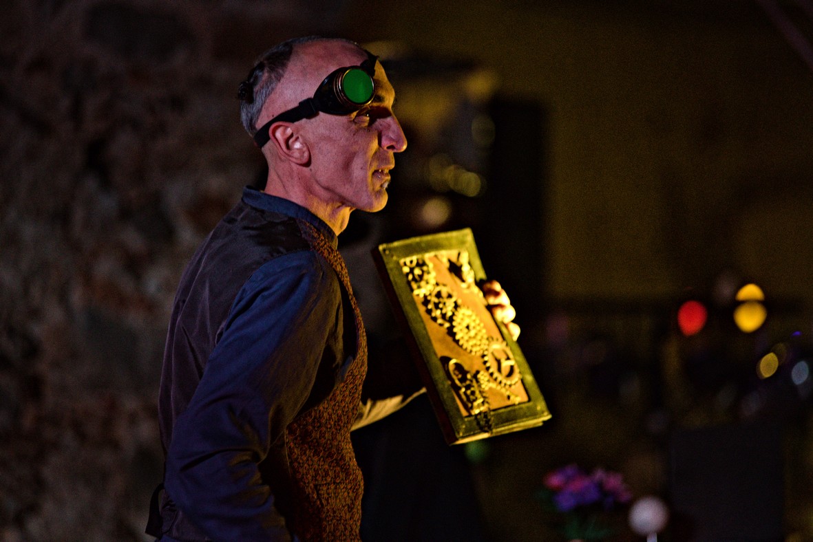 Tommy et son livre de magie steampunk dans le spectacle Les expériences déjantées (LED)