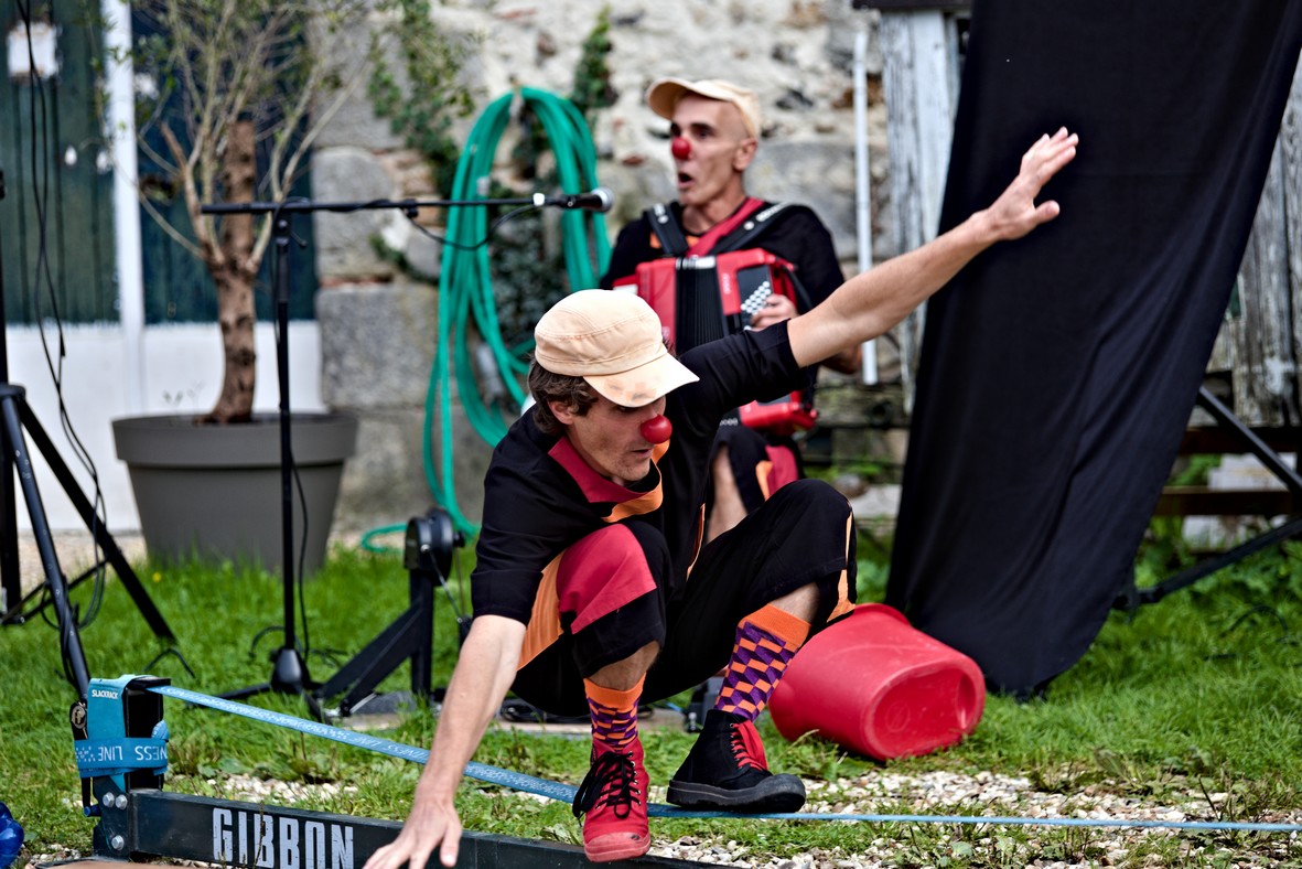 Chris joue les acrobates sur la slack tandis que Tommy l'accompagne en musique à l'accordéon et la batterie dans le spectacle de clown mutation